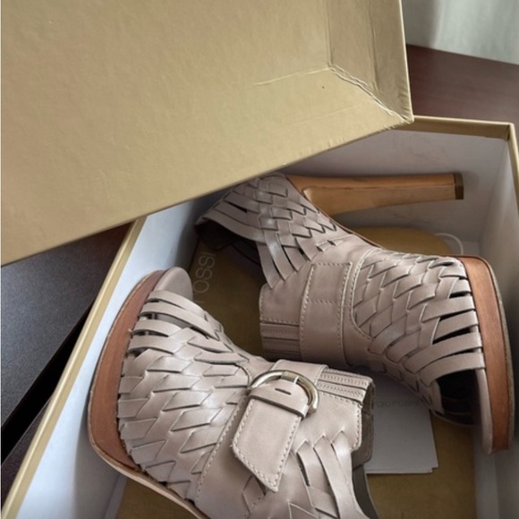 Sergio Rossi sz 39 (8.5) blush leather woven platforms w/silver buckle 5” heel - Picture 3 of 6